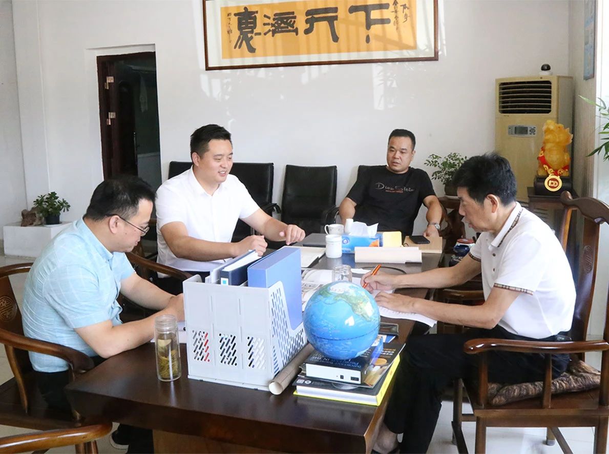 Xu Yang, biträdande direktör för investeringsfrämjande byrån i Jiangsu Siyang Economic Development Zone, besökte Zhejiang Meige Machinery för forskning och inspektion